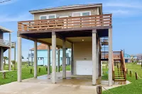 Elevated, Gulf View Home Steps from the Beach w/ Large Deck & Central AC Hotel a Bolivar Peninsula