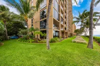 Ocean-Front Views and Modern Coastal Decor - Elegant Hawaiian Retreat