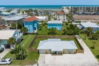 Charming Family Haven with Grassy Yard and Beach Gear - Inviting Escape