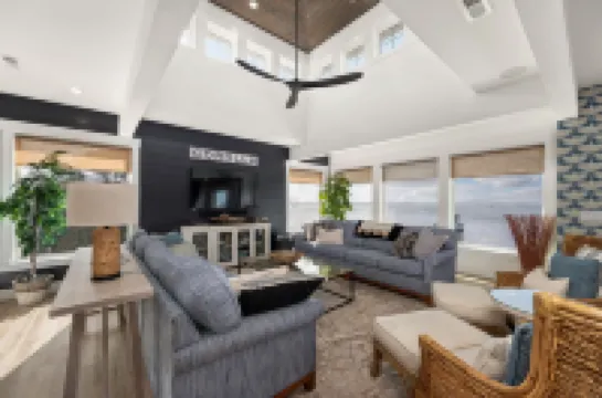 Stunning Views and Private Pool - Luxurious Waterfront Oasis