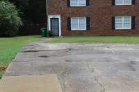 Spacious Duplex with Fenced Backyard and Modern Comforts - Charming Retreat Hotel a Redan