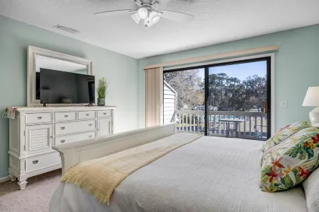 Tranquil Oasis with Pond View and Community Pool - Elegant Retreat