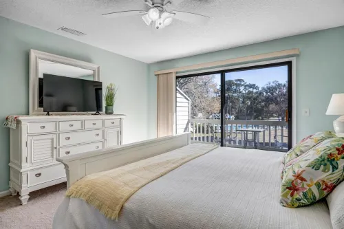 Tranquil Oasis with Pond View and Community Pool - Elegant Retreat