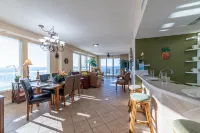 Wraparound Balcony and Stunning Views - Breathtaking Beachfront Oasis Hotel di Lower Grand Lagoon