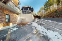 Ground-floor condo steps from historic downtown with streaming TV & WiFi Hotels in Eureka Springs