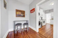 Modern Amenities Near University and Attractions - Stylish Haven