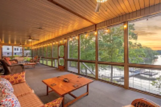 Sleeps 20! Luxe Family Lakehouse! No Steps to Water! EZ Access, Slide, Fast Wifi