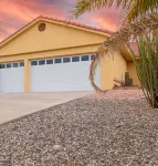 "Lake Lounge" w/Pool & Spa 5 mins from Lake Mohave