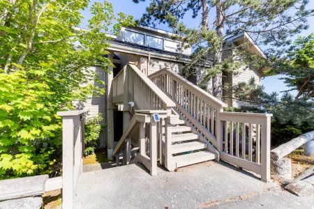 Charming Condo with Private Deck and Heated Pool - Serene Island Retreat Отели рядом с достопримечательностью «Парк округа Дабл Блафф»