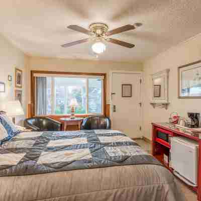 Obstructed Ocean Views and Cozy Amenities - Charming Coastal Retreat Rooms
