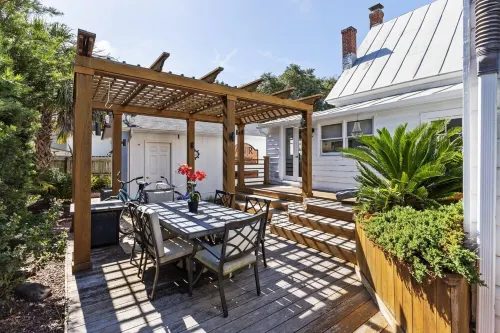 Newly Renovated Carriage House. 1 Bed 1 Marble Bath with Tub. Walking Distance.