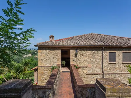 Lavish Holiday Home in Volterra with Pool Отели рядом с достопримечательностью «Borgo Pignano Horseback Riding»