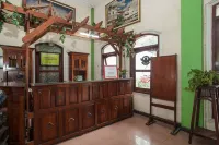 RedDoorz @ Genteng Surabaya 2 Hotels in Bubutan