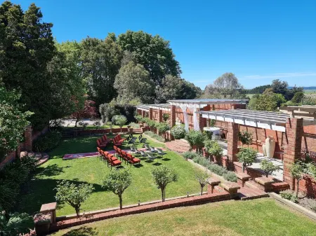 The Fern & Thistle Luxury Accommodation- Drinks, Hotpool, Sauna Отели в г. Кака Пойнт