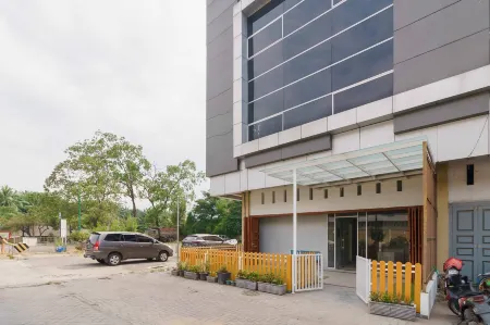 RedDoorz @ Helvetia Medan 2 Отели в г. Делисерданг