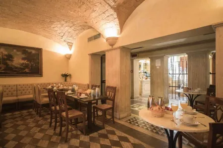 Hotel Donatello Отели рядом с достопримечательностью «Archaeological Area of Santa Croce in Jerusalem»