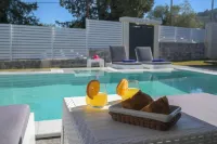 6 Bed Villa - Sleeps 15 - Pets - Pool - Jacuzzi - Villas