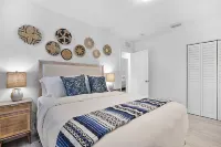 Santorini House - 3 Bed 2 Bath in Wilton Manors - Walking Distance to Wilton Drive - spa