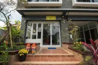 Bees Smile Hotel Hotels in Wiang Chai