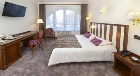 Hôtel de France Отели рядом с достопримечательностью «Ancien couvent de la Baumette»