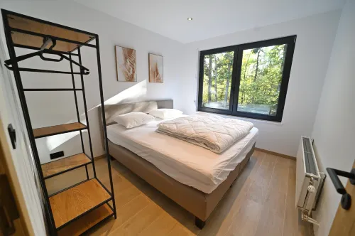 Chalet Near Durbuy with Forest & Hot Tub - parking