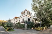 Pug Seal Polanco Anatole France - Pet friendly