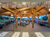 Island Pond Country Inn (Formerly the Lakefront Inn & Motel) - Moteles