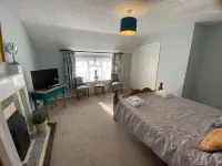 3 Bedroom Cottage Sleeps 5 village location Hotels in Scarborough District