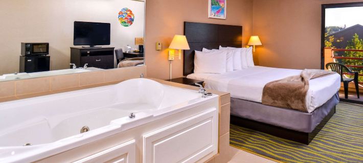Atlantis Family Waterpark Hotel, Ascend Hotel Collection Hotels in Sauk County