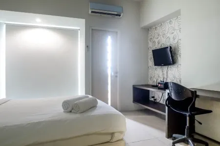 Classic Modern Studio Room Apartment at the Square Surabaya Отели в г. Wonocolo