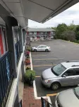 Super 8 by Wyndham Sturbridge - parking