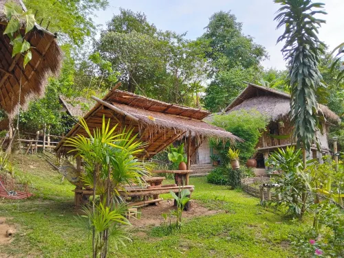 Art Khamu Homestay - parking