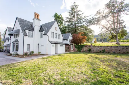 Hummingbird Estate Wine & Suites