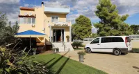 Peri's Hotel - parking