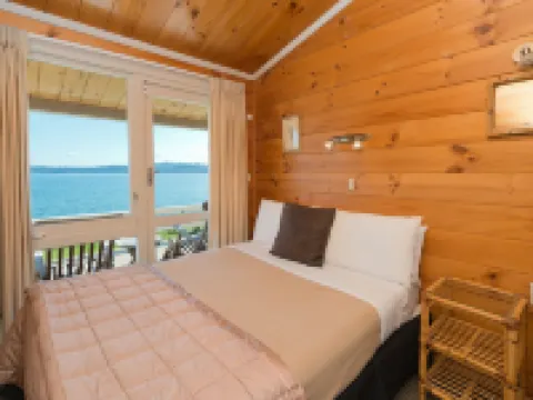 Oasis Beach Resort Hotels in Taupo