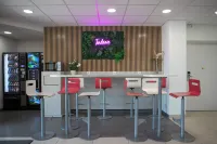 ดิออริจินอลส์ ACCESS Tendance Hôtel - ที่มีที่จอดรถ
