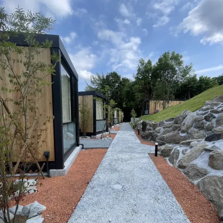 Sakanaya Stay Hot Spring Town Container Hotel Отели рядом с достопримечательностью «Железнодорожная станция Охито»