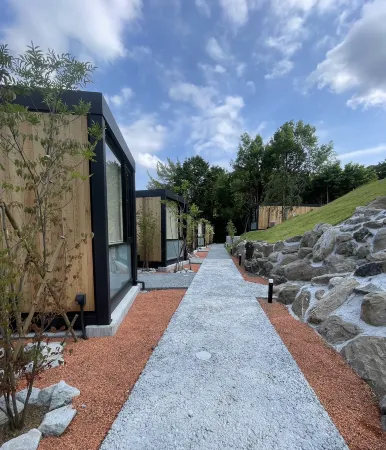 Sakanaya Stay Hot Spring Town Container Hotel Отели рядом со станцией Ōhito Railway Station