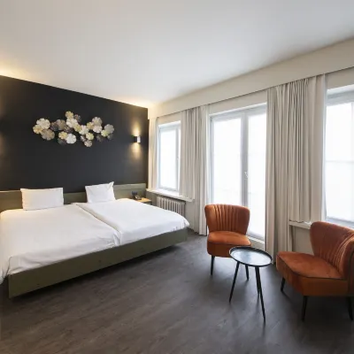 Hotel Cortina Hotels near Broel towers