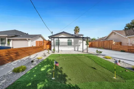 Charming 4-bedroom house with mini putt and WiFi in fabulous San Jose Отели рядом с достопримечательностью «Конференц-центр им. МакЭнери»