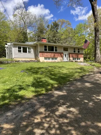 Cozy 3-bed 1.5 baths 1 mile from UConn campus. WiFi AC Patio Kitchen Dining room