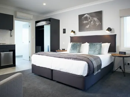 Kelly Rd Cambridge Lodge Отели рядом с достопримечательностью «Мейпл Арборетум»