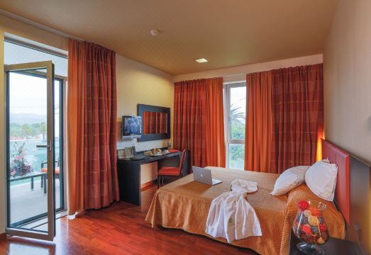 빅토리아 테르메 호텔 수영장 및 휴식 공간 이미지