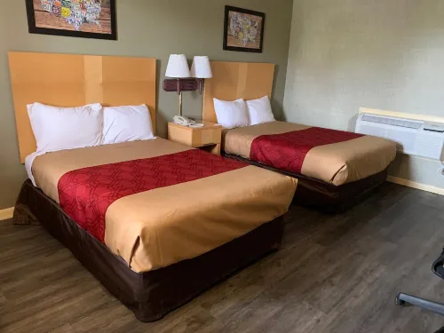 Falls Inn Hotels in Warren