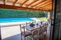 BEAUTIFUL APARTMENT X 5 WITH HOT-HUB POOL ABOUT 2 KM FROM THE SEA - 레지던스