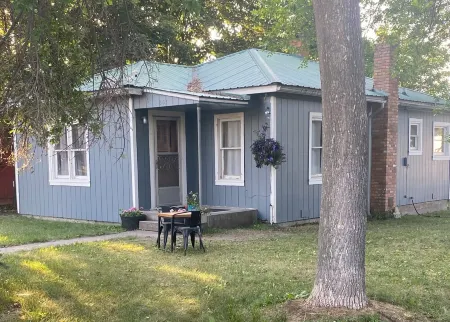 Quaint cottage in town