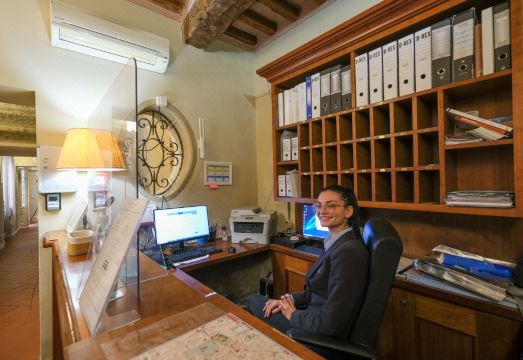 카사 산 토마소 외관 또는 근처 피사 사탑 거리 전망