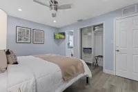 Tropical Oasis Plus with Hot Tub+5mi to Beach, Near Img!