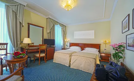 Hotel Aurora Terme Отели рядом с достопримечательностью «Cristoforo Colombo»