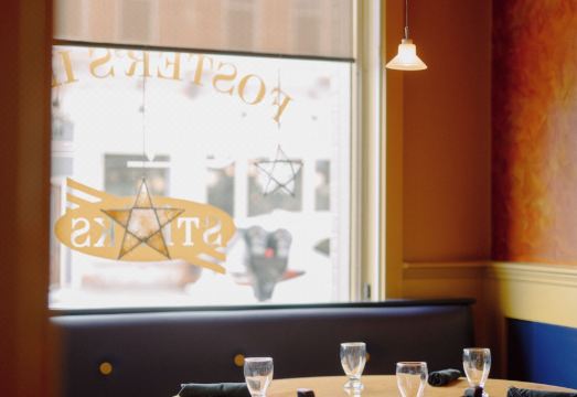 포스터스 인의 역사적인 외관 또는 아늑한 레스토랑